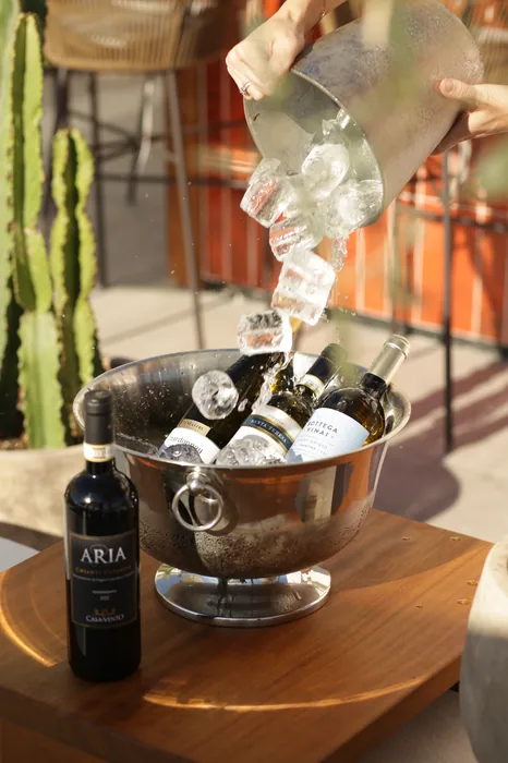 SALÚ Instagram: wine and evening table